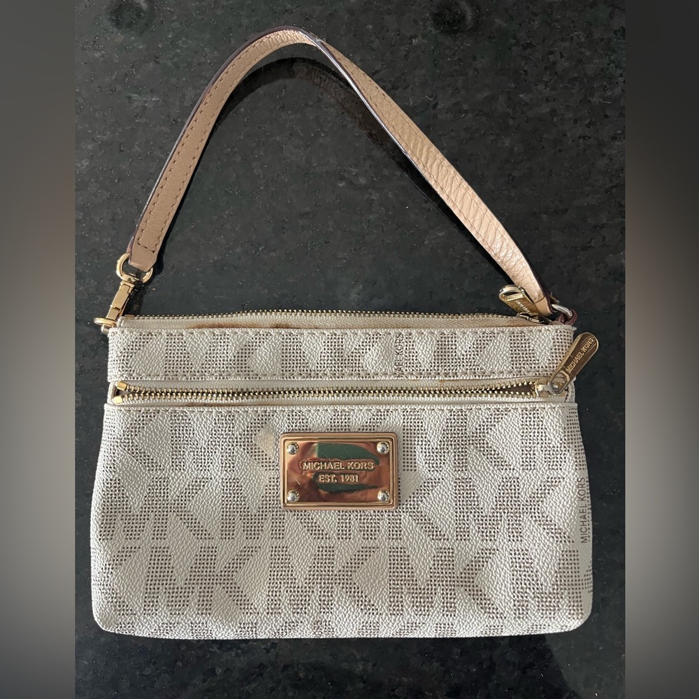 Micheal Kors wristlet wallet with ID slots jet set travel
